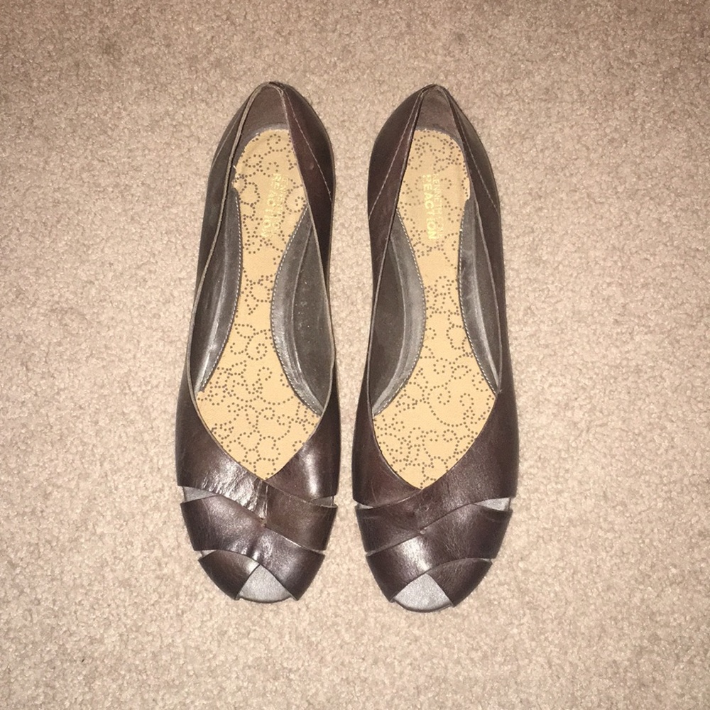 Brown open toed woven, kitten heeled slip on.